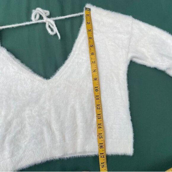 Forever 21 White Fuzzy Soft Vneck Long Sleeve Cropped Sweater Size S Fall Autumn - Picture 4 of 5